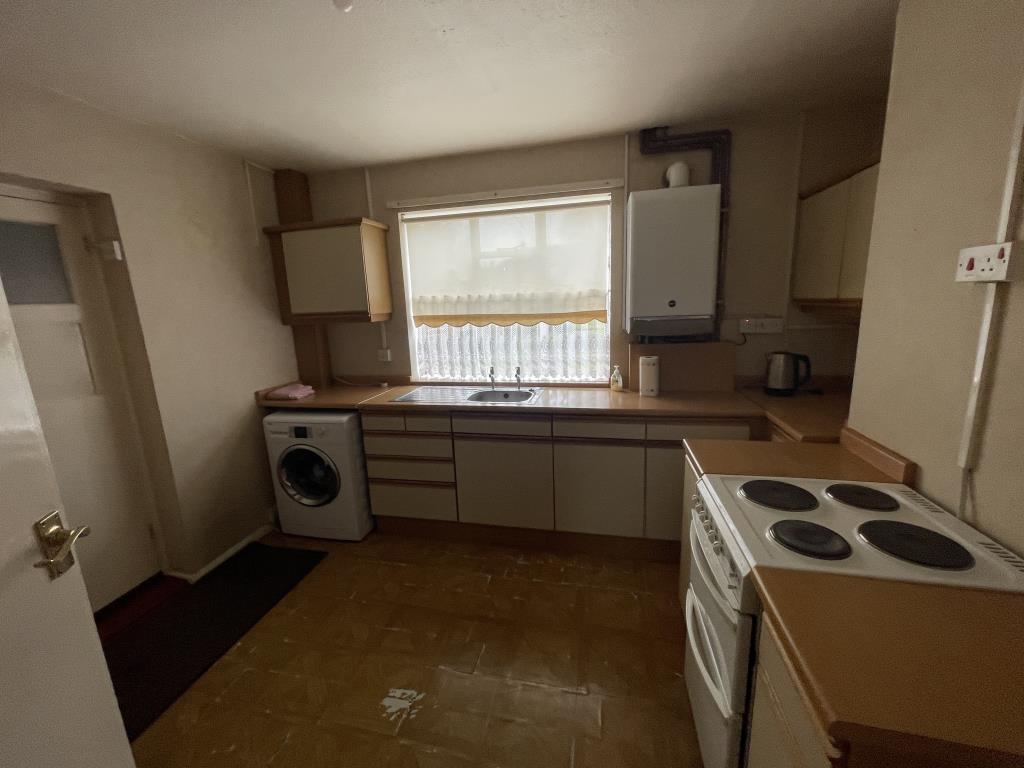 Lot: 125 - SEMI-DETACHED HOUSE FOR IMPROVEMENT - Image of kitchen property to be sold by auction
